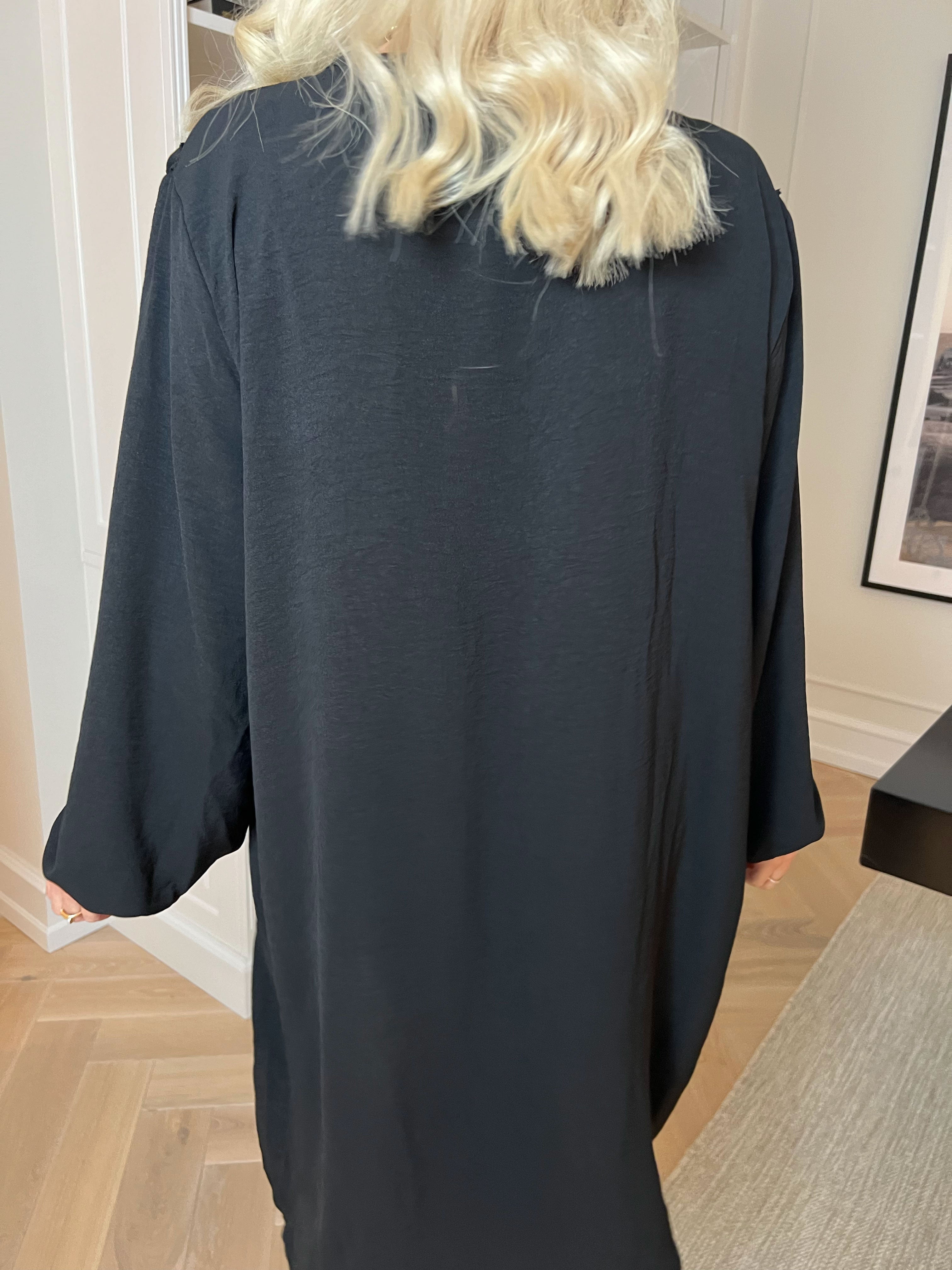 Catalina - Sød tunikakjole i viskose med flæser og sløjfer